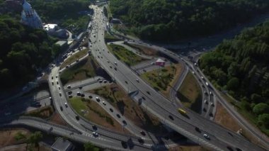 Üstgeçit otobanında havadan görüntülenen araba hareketi. Yol kavşağında araç trafiği