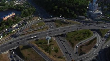 Şehirde yol kavşağında araba trafiği. Drone görünümü araç karayolu kavşağı