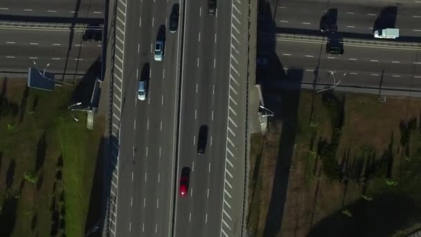 在高速公路上行驶的顶视图汽车。高速公路交汇处的汽车交通 — 图库视频影像