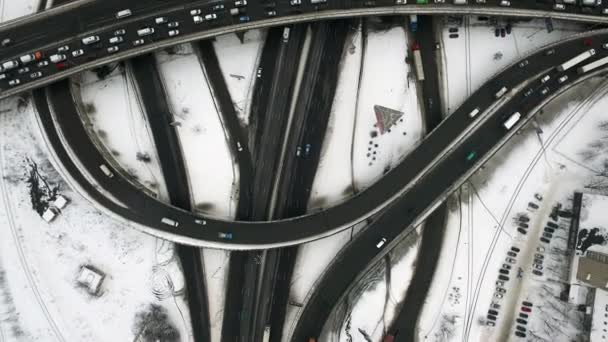 Drone ver coches que conducen cruce de carreteras en la ciudad. Atasco de coche vista superior en la carretera — Vídeo de stock