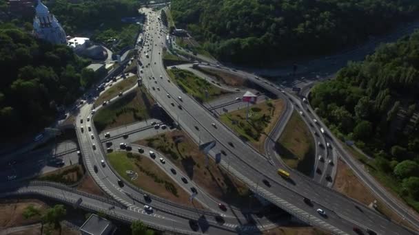 Vue aérienne mouvement de la voiture sur l'autoroute de passage supérieur. Trafic automobile sur l'échangeur routier 