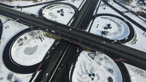 Flygfotografering bilar och lastbilar flyttar på vintern Crossroads i modern stad — Stockvideo