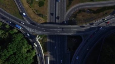 Otoban üst geçidinde hareket eden en iyi araba. Otoyol kavşağında araç trafiği