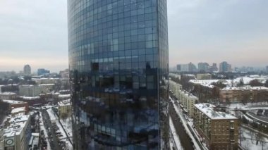Şehir mimarisinde havadan görünüm cam gökdelen. Cephe ofis gökdeleni