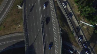 Yol kavşağında araba sürüyor. Otoban köprüsünde drone görünümü araç trafiği