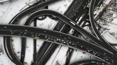 Kış şehrinde otobanda havadan görünüm araba sıkışması. Yol kavşağında otomobil hareketi