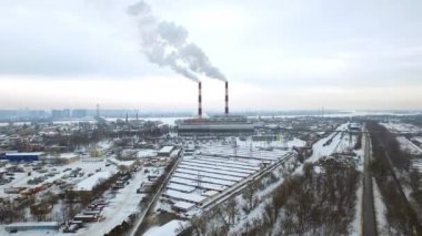 Kış şehrinde elektrik santralinde baca içmek. Havadan görünüm endüstriyel borular