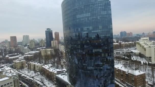 Ένα καθρέφτη με πρόσοψη στην πόλη. Εναέρια θέα γυάλινο κτίριο επιχειρήσεων — Αρχείο Βίντεο