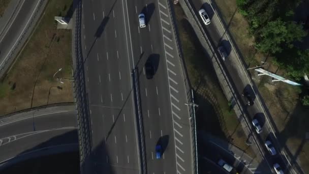 Mobil mengemudi di persimpangan jalan. Drone melihat lalu lintas mobil di jembatan jalan raya — Stok Video