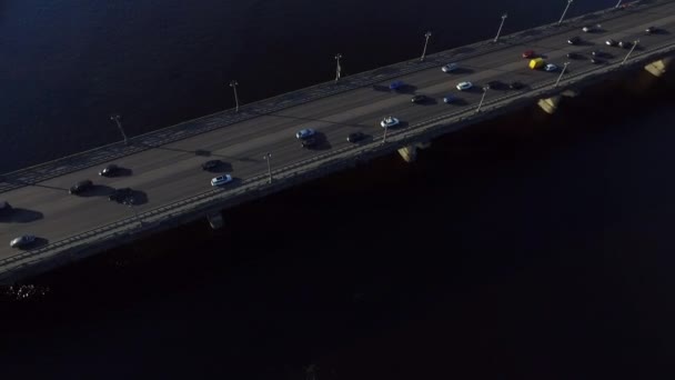 Autós mozgás az autópálya hídnál folyón. Drone megtekintéséhez autó vezetés a folyóhídon — Stock videók