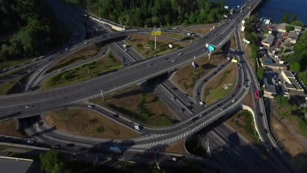 Carrefour routier sur le paysage fluvial. Vue aérienne voiture conduite sur l'autoroute — Video