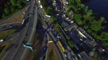 Şehirde otoyol kavşağında araba sürmek. Otobanda havadan görünüm araç trafiği