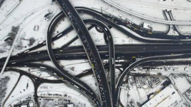 Kışın yol kavşağında araba sürmek. En iyi manzara karlı otoyol kavşağı