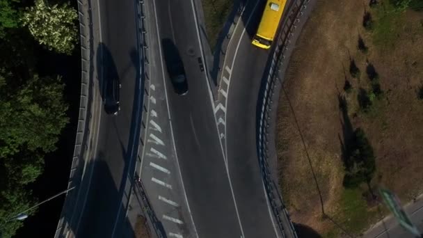 Το αυτοκίνητο οδηγεί στην οδική διασταύρωση. Κορυφαία θέα από κίνηση τηλεκατευθυνόμενου αυτοκινήτου στη διασταύρωση αυτοκινητοδρόμων — Αρχείο Βίντεο