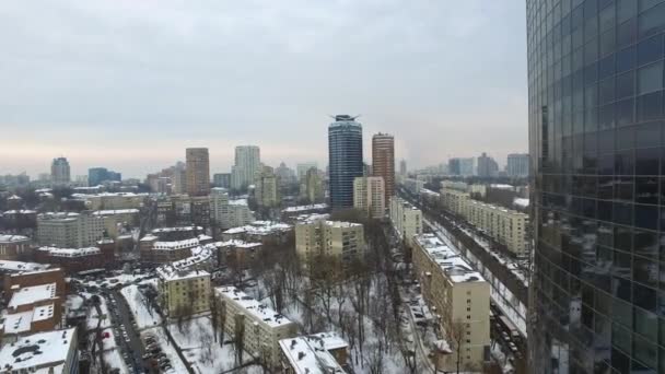 Rascacielos de cristal en la arquitectura de la ciudad en invierno. Vista aérea rascacielos de negocios — Vídeo de stock