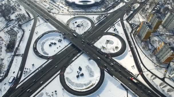 冬の交差点を移動する車。高速道路のジャンクションでドローンビュー車のトラフィック — ストック動画