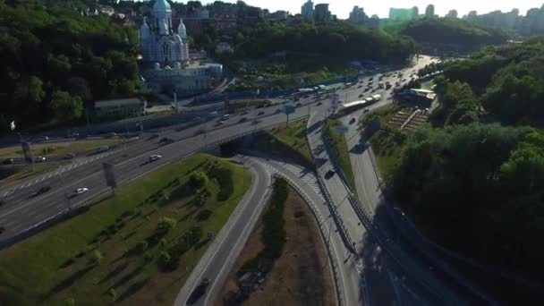 Voiture passant devant l'église en ville. Vue aérienne de la circulation automobile sur l'échangeur routier 