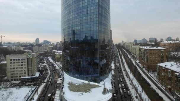 Vista aérea fachada de vidrio rascacielos de negocios en invierno paisaje de la ciudad — Vídeo de stock