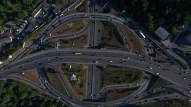 Yol kavşağında araba trafiği. Karayolu kavşağında sürüş üst görüşte araba