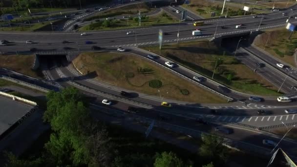 Coche conduciendo por la rotonda. Vista aérea del tráfico de automóviles en la intersección de carreteras — Vídeos de Stock