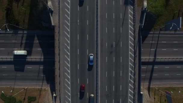 Машина с видом на беспилотник едет по мосту. Автомобильное движение на шоссе с видом сверху — стоковое видео