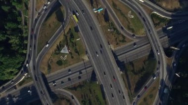 Otoban üst geçidinde araba sürüyor. Kavşak otobanında havadan görünüm araç trafiği