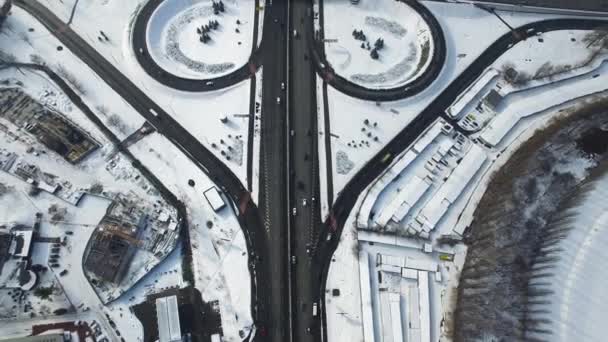 Vista superior del paso elevado de la autopista de tráfico de coches. Coches que se mueven en la intersección de carreteras nevadas — Vídeos de Stock