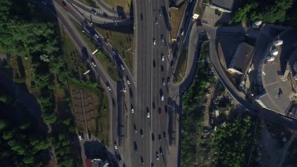 无人机查看在高速公路立交桥上行驶的汽车。公路交叉口上的汽车交通 — 图库视频影像