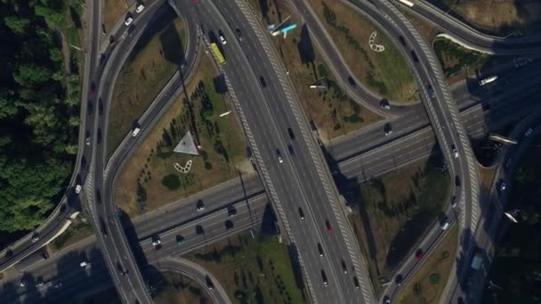 Voiture conduisant sur le passage supérieur de l'autoroute. Vue aérienne de la circulation automobile sur l'autoroute rond-point — Video