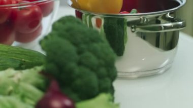 Kesme tahtasının üzerinde kırmızı biber yatıyor. Salata için closeup taze malzemeler