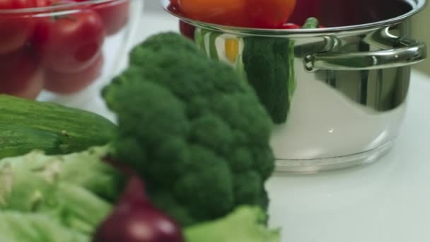 Biber kesme tahtasında yatıyor. Pişirme salatası için closeup doğal malzemeler — Stok video