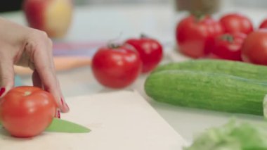 Closeup ev hanımı elleri sebze salatası pişirme. Mutfak masasında sağlıklı yemek