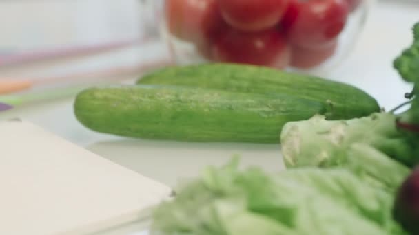 Primeros planos de las manos de la mujer cortando pimienta en cámara lenta . — Vídeos de Stock