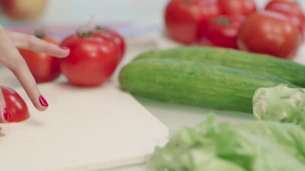 Chef cortar tomates frescos em cortar bord. Fechar as mãos mulher cozinhar salada — Vídeo de Stock