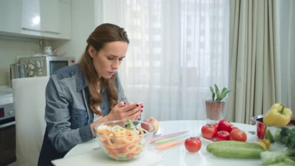 Домогосподарка читає список продуктів. Жіноча перевірка продуктів на рецепт . — стокове відео