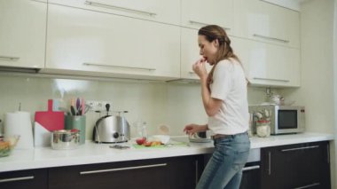 Modern mutfakta cep telefonu ile dans Mutlu kadın