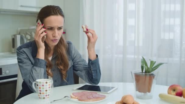 Closeup woman arguing on phone. Girl talking mobile phone at home. — Stock Video