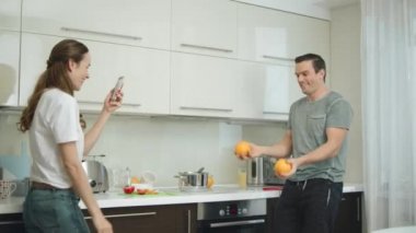 Mutlu çift birlikte mutfakta sağlıklı kahvaltı pişirme.