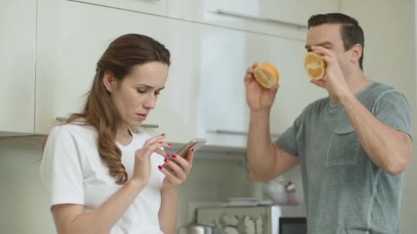 Närbild lyckligt par ha kul på frukost. Leende kvinna tar foto. — Stockvideo