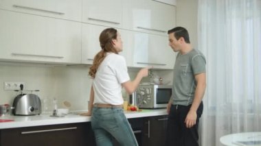 Tartışan çift ev mutfağında çatışıyor.