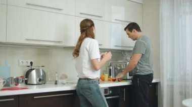 Tartışan çift ev mutfağında çatışıyor.