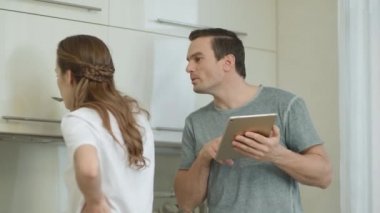 Yakın çekim çift evde birlikte yemek yapıyor. Kocasının tatma çorbası karısının
