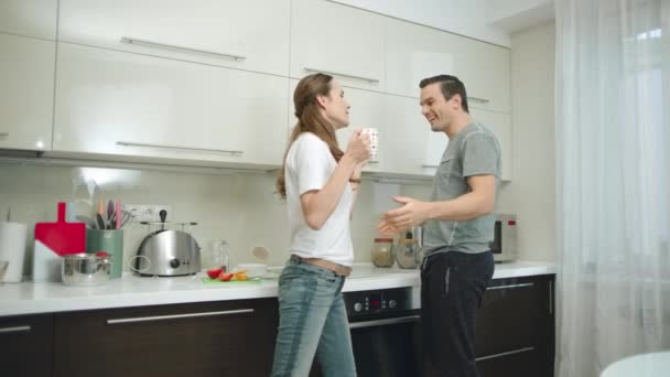 Pareja feliz divirtiéndose mientras cocinan comida saludable juntos — Vídeo de stock