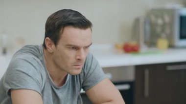 Mutfakta karısıyla tartışan kızgın koca. Closeup kızgın adam üzgün duygu