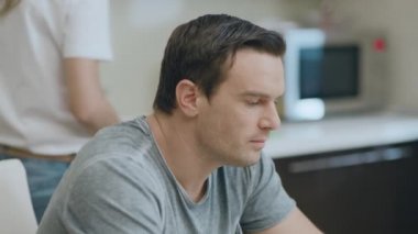 Oturma odasında sağlıklı kahvaltı sırasında konuşan Closeup mutlu çift.