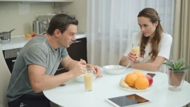 Fröhliches Paar sorgt mit Orangensaft für Jubel. — Stockvideo