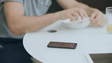 Closeup adam el kahvaltı yeme iyi haber alıyorum.