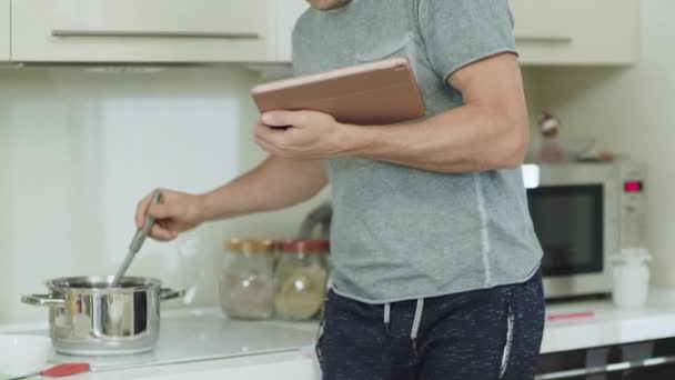 Närbild man händer matlagning hälsosam middag på kök. — Stockvideo