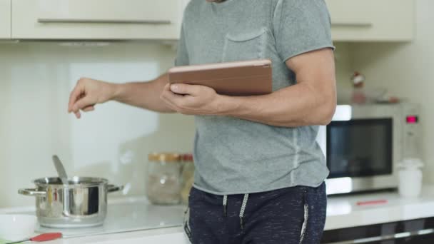 Närbild man händer med Tablet matlagning hälsosam mat hemma kök. — Stockvideo