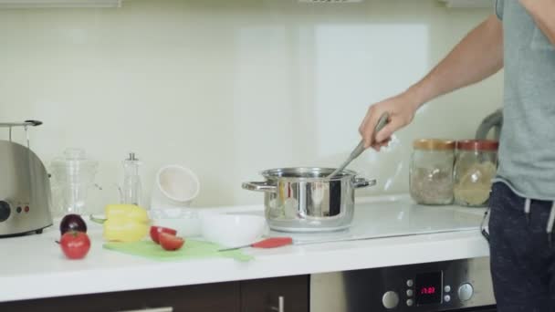 Primer plano hombre enojado hablando por teléfono en la cocina. Retrato del hombre agresivo — Vídeos de Stock